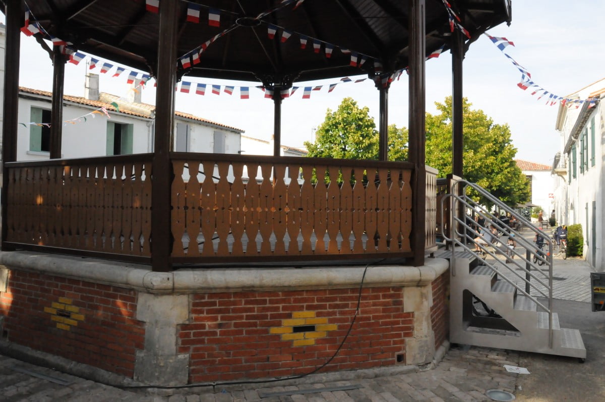 Vie du village: le kiosque, le rond-point et le centre de tri.